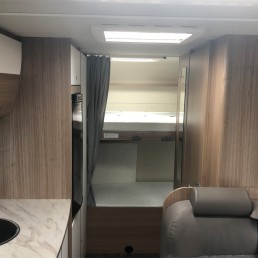 Bequeme und variable Etagenbetten im Heck vom Wohnmobil Familienbutze