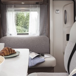 Zusatzsitz gegenüber der Essgruppe im Wohnmobil Zwei-Mann-Zelt