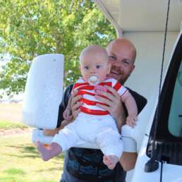 Junge Familie im Wohnmobil wächst zusammen