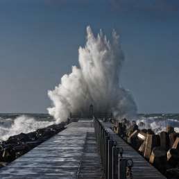 Dänemark - Nordsee Gischt an Buhne