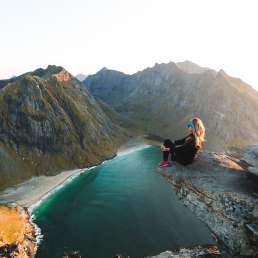 Blick vom Ryten auf den Lofoten auf den Kvalvika Beach