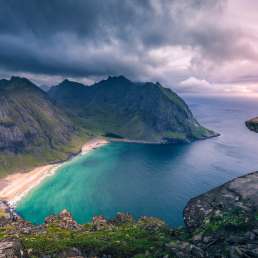 Blick vom Ryten auf den Lofoten auf den Kvalvika Beach