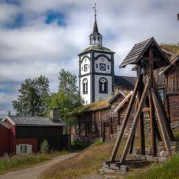 Viele Bauwerke aus dem 19. Jahrhundert in der schönen alte Silbergrubenstadt Røros