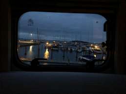 Blick ausm Wohnmobil Bett direkt auf die Boote auf Fyn in Dänemark