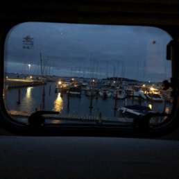 Blick ausm Wohnmobil Bett direkt auf die Boote auf Fyn in Dänemark