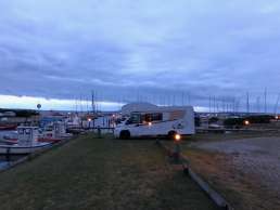 Camping mit Wohnmobil direkt am Hafen auf Fyn in Dänemark