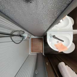 WC mit Waschtisch und Dusche
