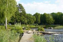 Stege, wo man sie braucht auf dem Natur-Campingplatz Getnö Gard im „Lake Åsnen Resort“
