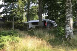 Stellplätze inmitten der Natur auf dem Natur-Campingplatz Getnö Gard im „Lake Åsnen Resort“