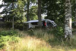 Stellplätze inmitten der Natur auf dem Natur-Campingplatz Getnö Gard im „Lake Åsnen Resort“