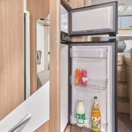 Wohnmobil Die Villa - Küche mit riesigem Kühlschrank und separatem Gefrierfach