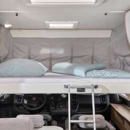 Wohnmobil Die Villa - riesiges Doppelbett (Hubbett 160cm breit) mit einem Handgriff von der Decke im Fahrercockpit runterzuziehen