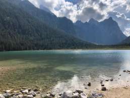 Der Toblacher See - glasklares Wasser umrahmt von Panoramabergen