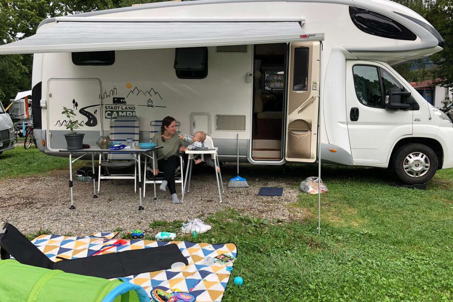 Unser Stellplatz am Bodensee - groß genug, um auch einen Spielpacours aufzubauen