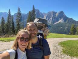 Wandern in den Dolomiten mit Kinderkraxe und guter Laune