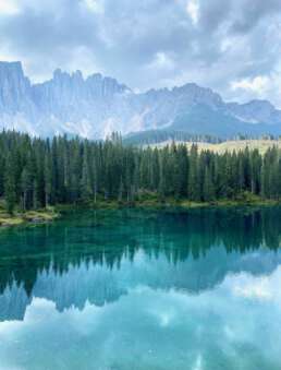 das Panorama rund um den Karersee in Südtirol