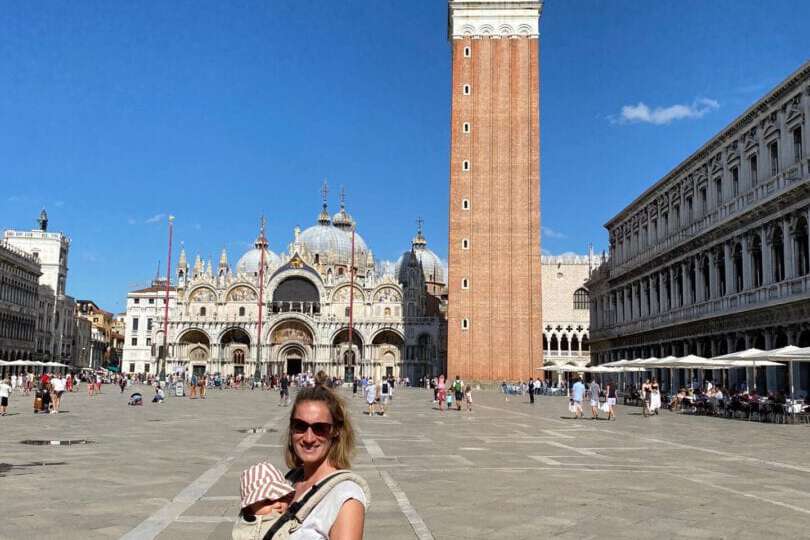 der leer gefegte Markusplatz in Venedig