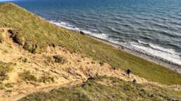 Ales Stenar liegt direkt an einer hohen Steilküste