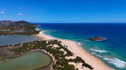 Der Traumstrand Spiaggia Su Giudeu aus der Drohnenperspektive