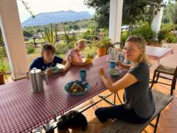 Frühstück mit Aussicht auf der Terrasse unserer netten Gastgeber beim Agricampeggio Su Nuragheddu