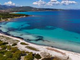 Der Traumstrand Spiaggia di Porto Ainu in Tanaunella aus der Drohnenperspektive