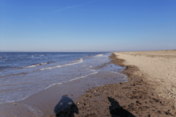 Einsamkeit wird am weitläufigen Klim Strand großgeschrieben