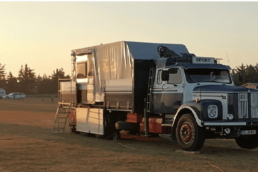 Beachtenswert übrigens der Hardcore-Camperkollege aus Rendsburg hier. Er hatte sich auf seinen historischen Scania-Truck einfach einen alten Wohnwagen auf die Ladefläche geschraubt, 'ne olle Plane rübergezogen, seitliche Treppe rangebastelt und fertig ist das Camping-Home. Sogar bis 1 Meter Höhe hochwassergeschützt!