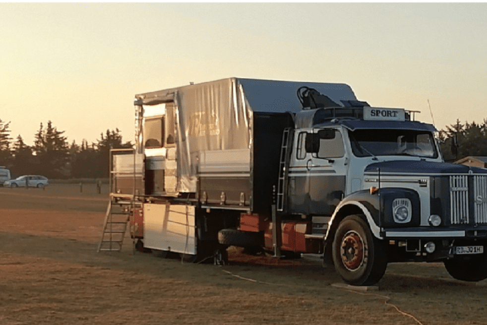 Beachtenswert übrigens der Hardcore-Camperkollege aus Rendsburg hier. Er hatte sich auf seinen historischen Scania-Truck einfach einen alten Wohnwagen auf die Ladefläche geschraubt, 'ne olle Plane rübergezogen, seitliche Treppe rangebastelt und fertig ist das Camping-Home. Sogar bis 1 Meter Höhe hochwassergeschützt!