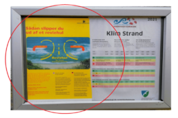 Wer also seinen Ausflug in der Bucht mit einem ausgiebigen Bad in den dunklen Fluten krönen möchte, sollte sich die Hinweise und Tipps auf dem Schild hier vorher genau durchlesen. Je nach Gezeitenlage gibt es hier mitunter starke Unterströmungen, die einen ganz schön in's Rudern bringen können. Auf dem Schild wird empfohlen, sich NICHT zu wehren, wenn man auf's offene Meer gesogen wird. Die Nordsee spielt nur ein bisschen mit Dir und liefert Dich dann wieder am Strand ab.