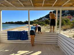 Beratung in der Beachbar in Foxi Manna: Wakeboarden oder Burgen bauen?