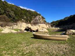 Gekentertes Boot im ausgetrockneten Flusslauf vom Cedrino