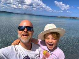 Gute Laune am Spiaggia di Porto Ainu in Tanaunella