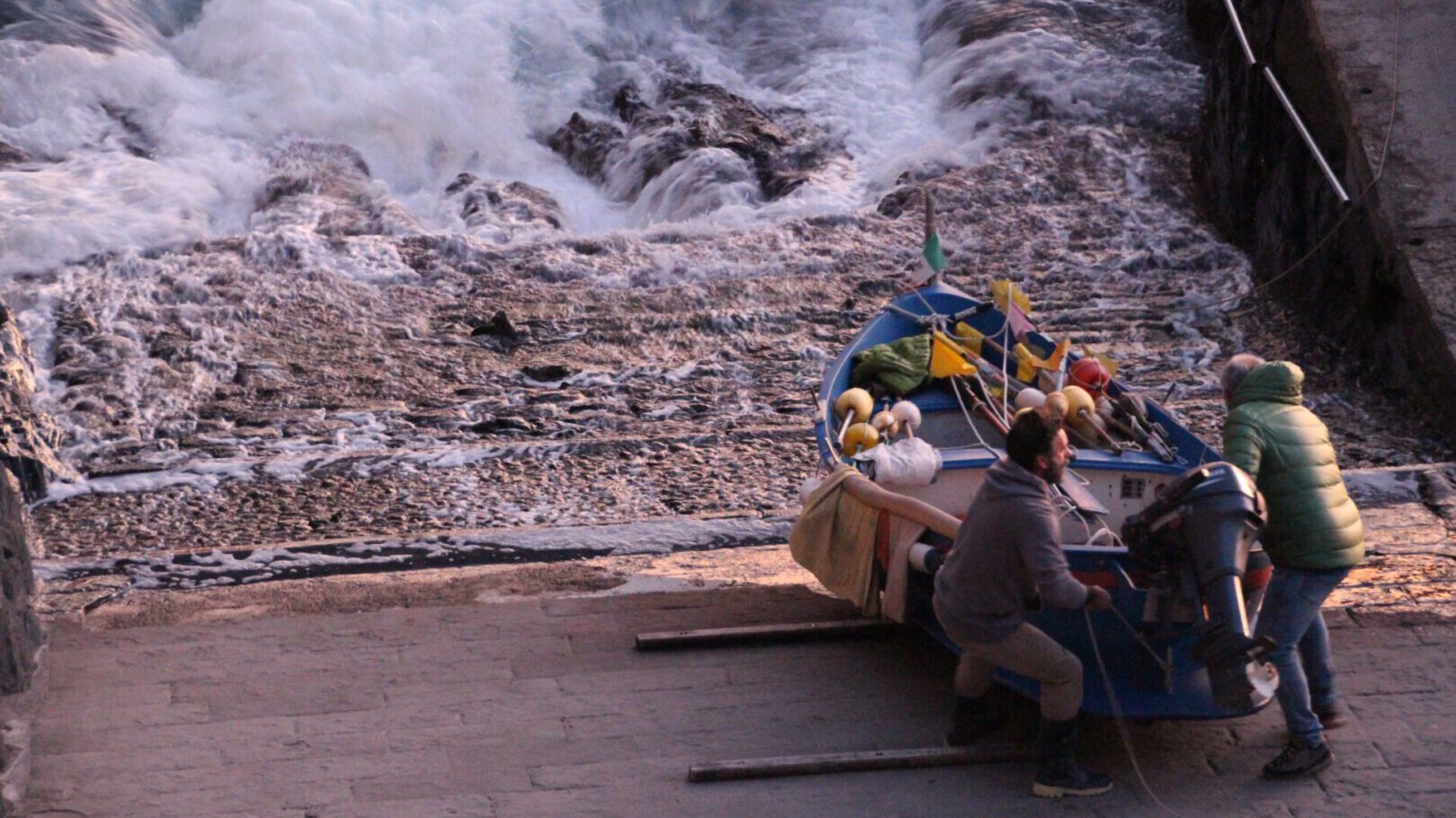 Cinque Terre: Fischer lassen ihr Boot zu Wasser in RiomaggioreCinque Terre: Fischer lassen ihr Boot zu Wasser in Riomaggiore