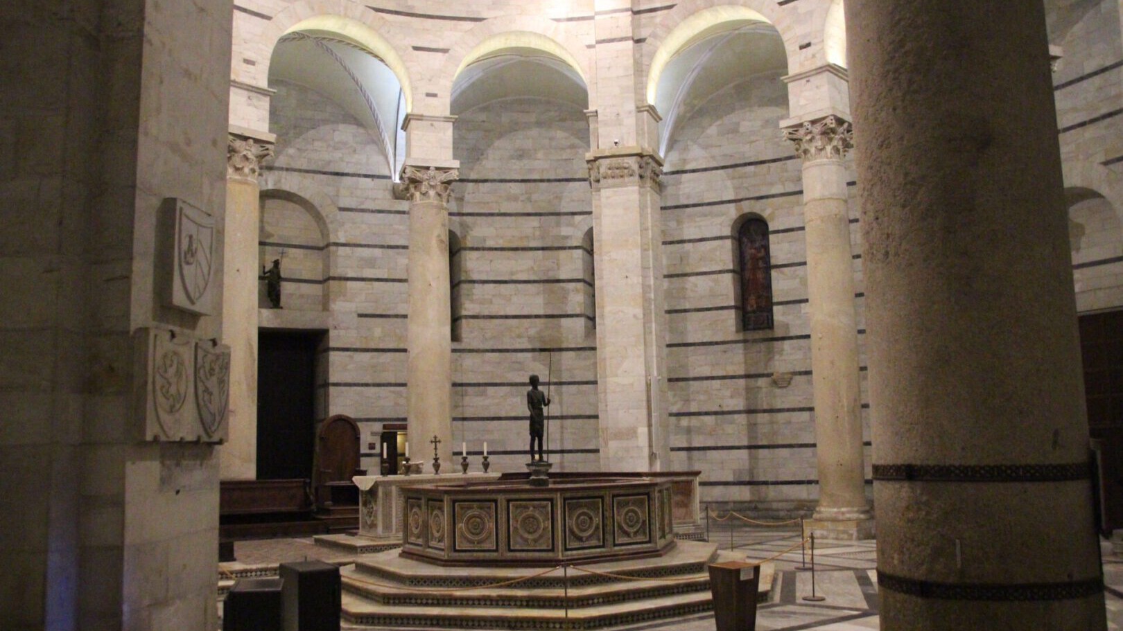 Pisa: im Inneren des Baptisteriums