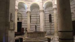 Pisa: im Inneren des Baptisteriums
