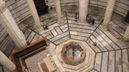 Pisa: im Inneren des Baptisteriums