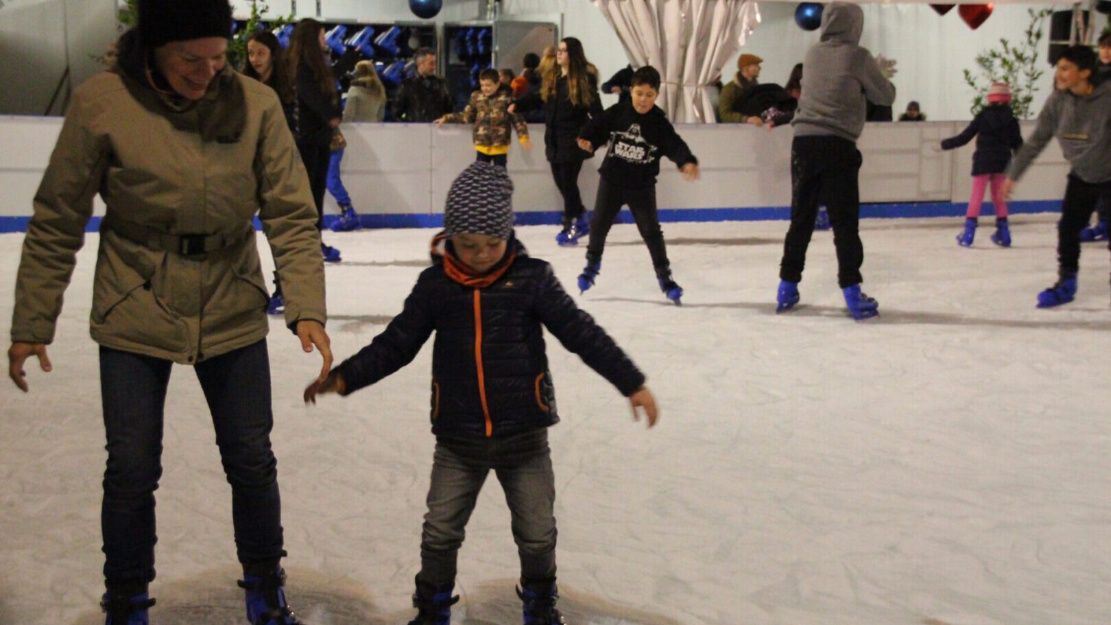 Lucca: Spaß auf der Eislaufbahn