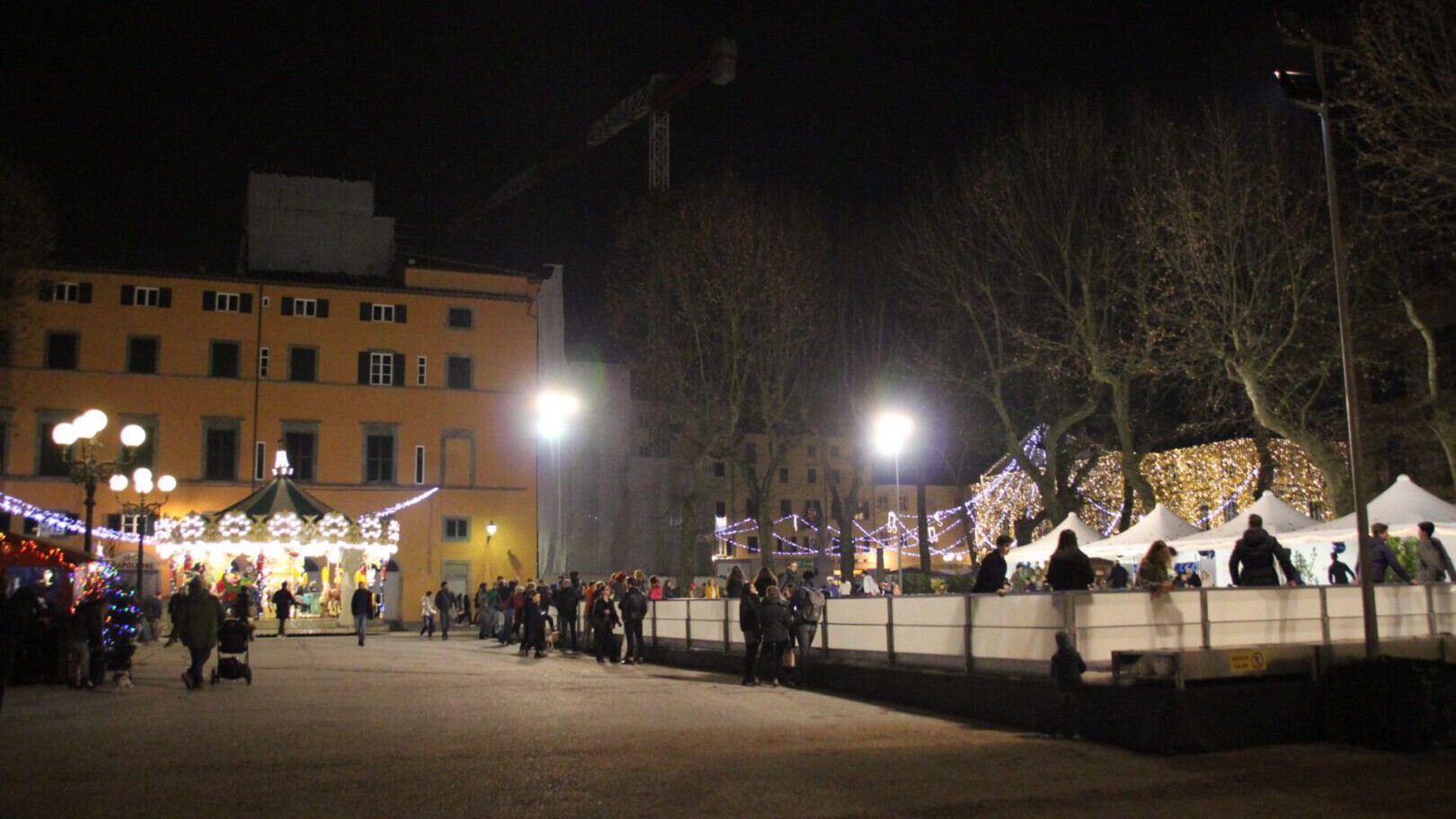 Lucca: Weihnachtsmarkt mit Eislaufbahn