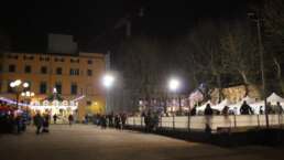 Lucca: Weihnachtsmarkt mit Eislaufbahn