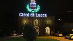 Lucca: schöne Illumination an Stadtmauer und Tor
