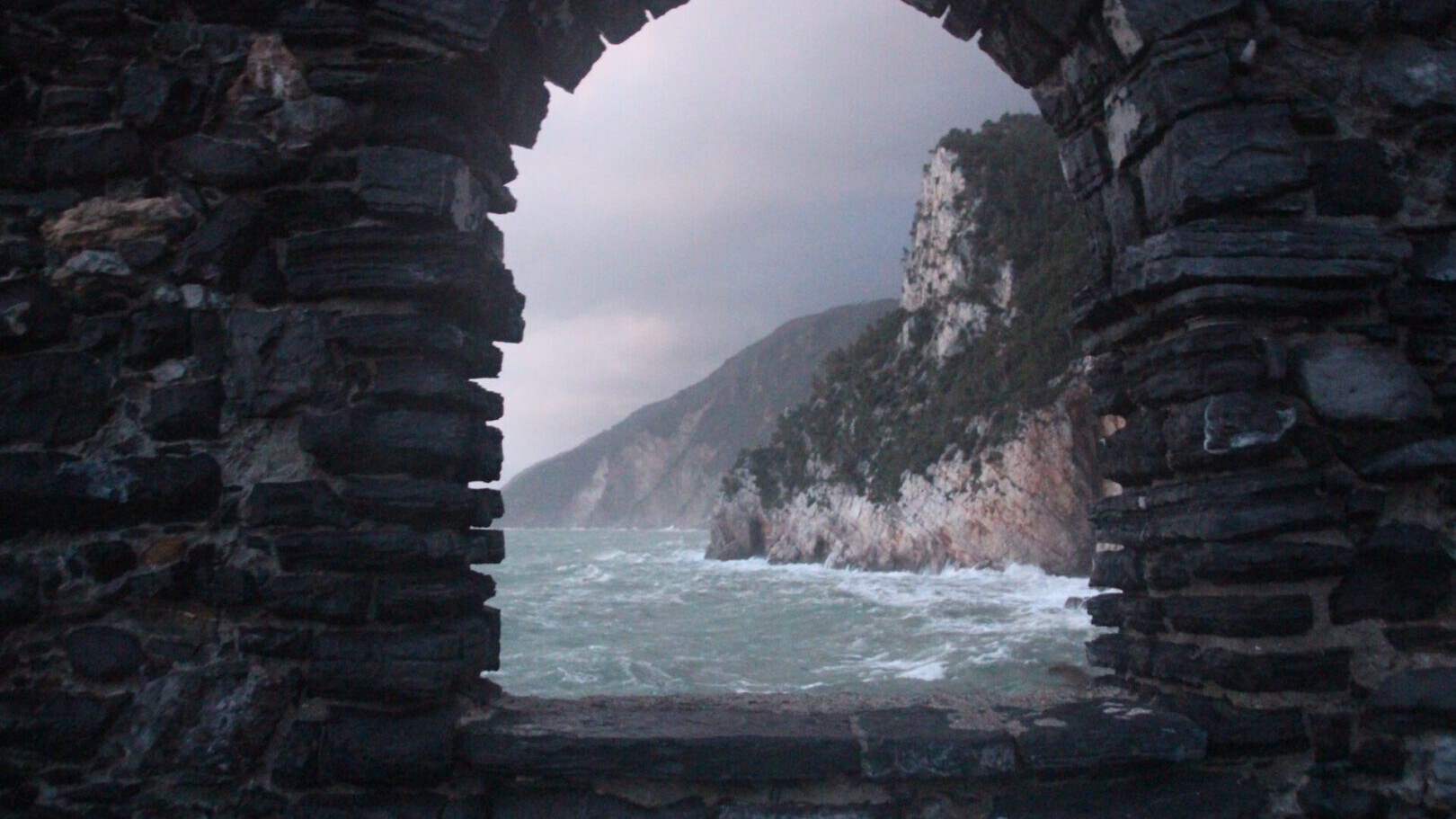 Dramatische Wellen rollen auf die Kirche San Pietro in Portovenere zu