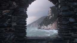 Dramatische Wellen rollen auf die Kirche San Pietro in Portovenere zu
