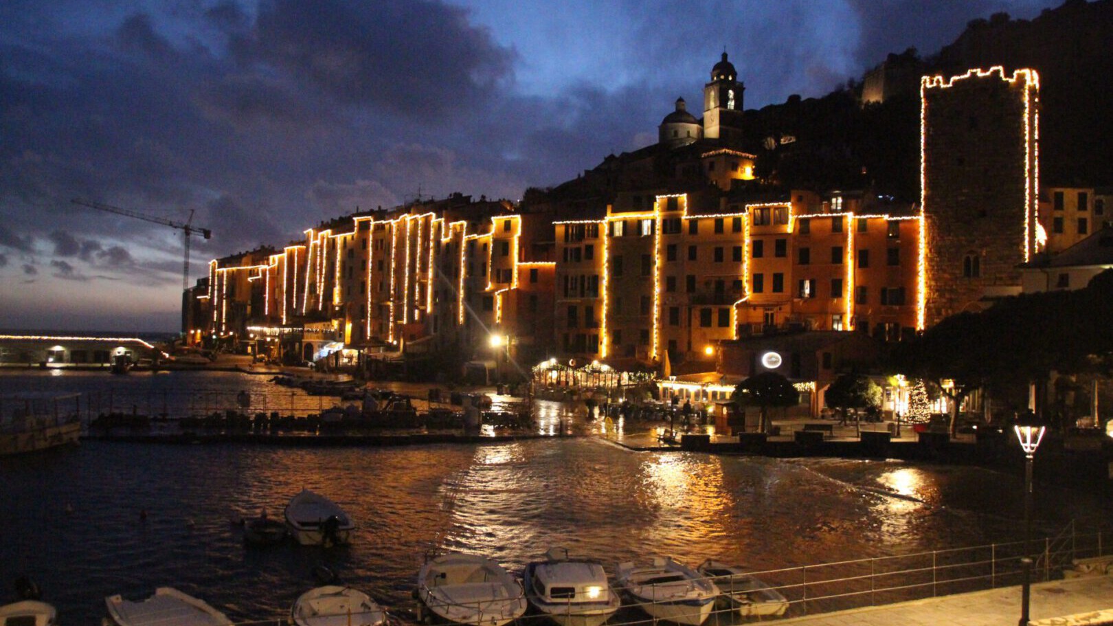 Blick auf den Hafenbereich in der Dämmerung in Portovenere