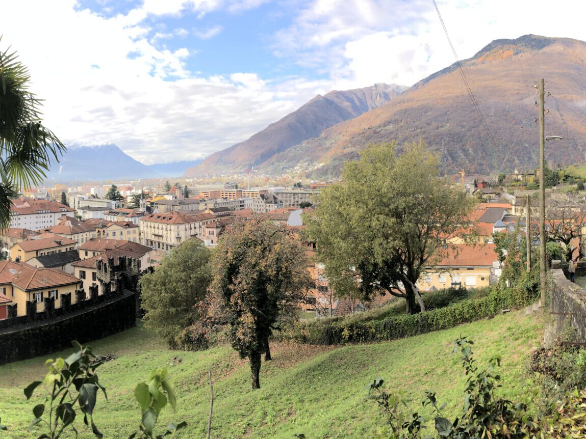 Panorama Fußweg vom Castel Montebello in die Stadt Bellinzona