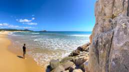 Da kann man nur staunen: Der Spiaggia Su Giudeu überwältigt mit kilometerlangem Strand und glasklarem Wasser