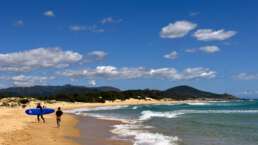 Was für ein Ambiente am Spiaggia Su Giudeu - in der Nebensaison teilt man ihn mit wenigen anderen