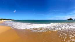 Der Traumstrand Spiaggia Su Giudeu mit seinem endlosen breiten Sandstreifen und seinem glasklaren Wasser