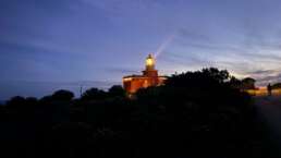 der malerische Faro Capo Spartivento oberhalb der Cala Cipolla