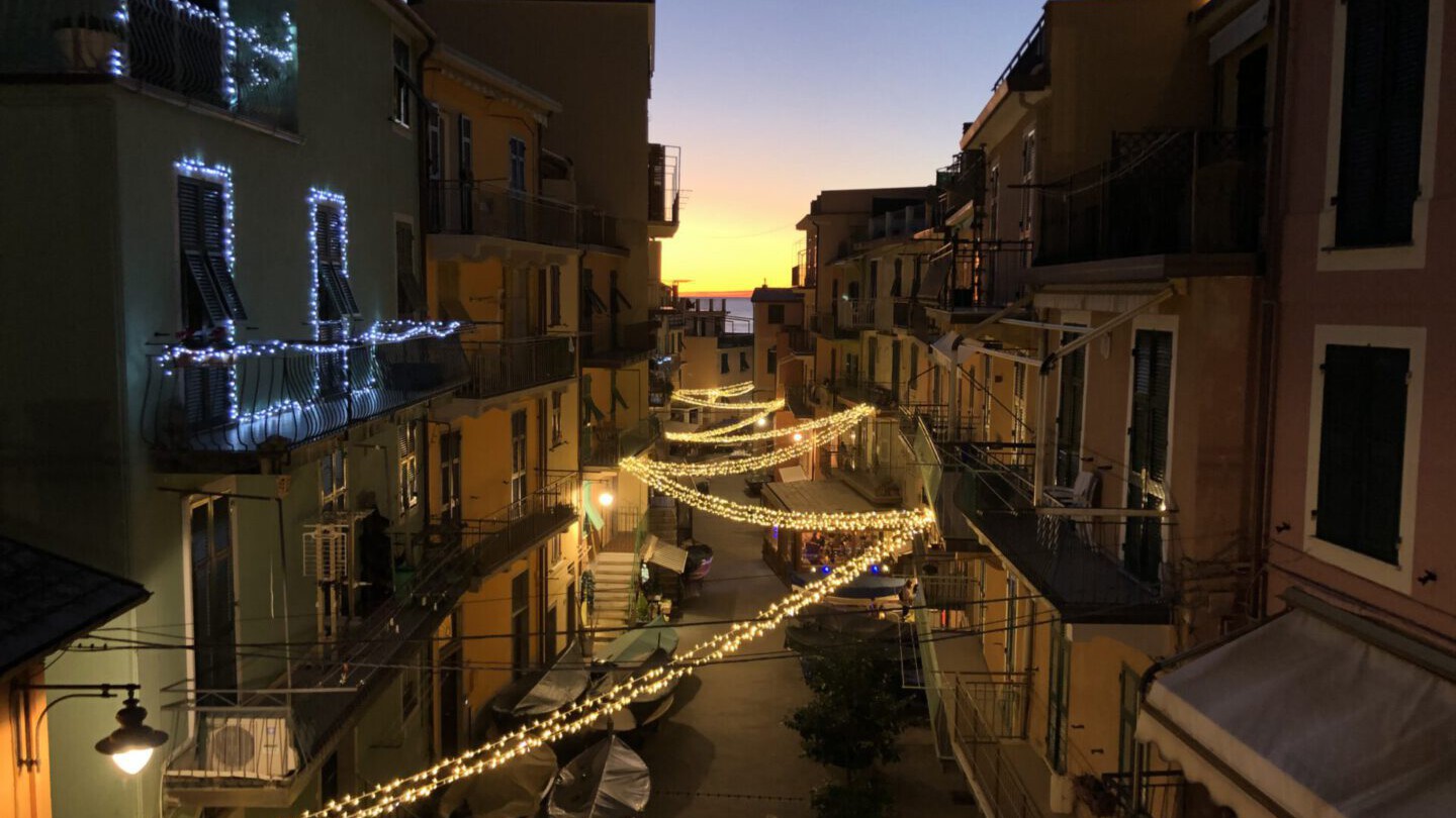Cinque Terre: Weihnachtliche Deko in Manarola