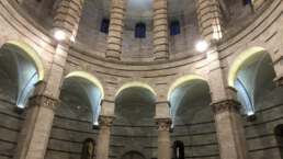 Pisa: im Inneren des Baptisteriums